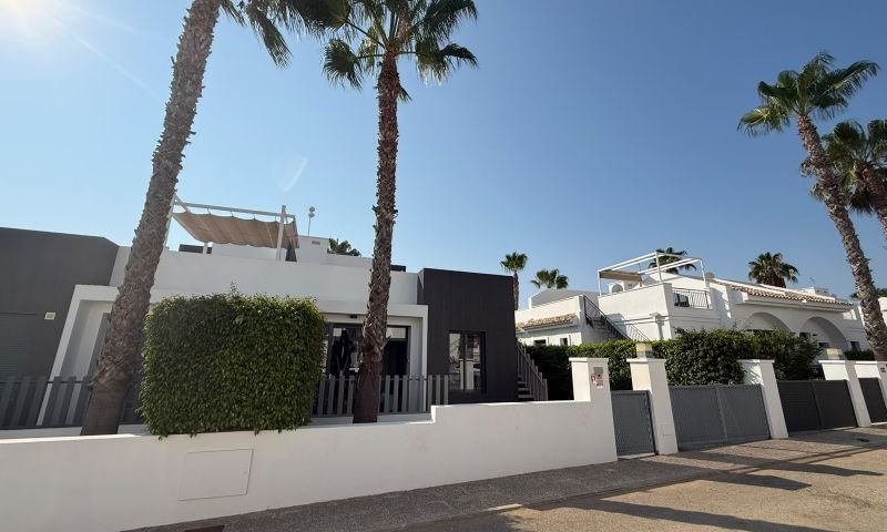 Quad with 2 bedrooms, 2 bathrooms, roof terrace and communal swimming pool