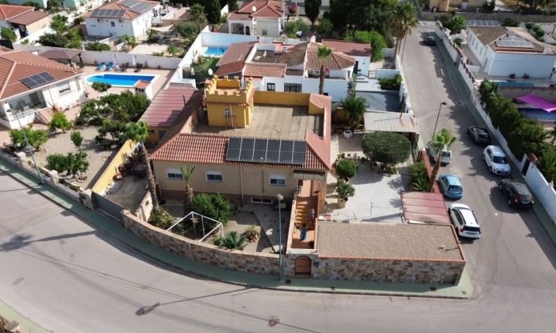 Detached villa with 5 bedrooms and 6 bathrooms