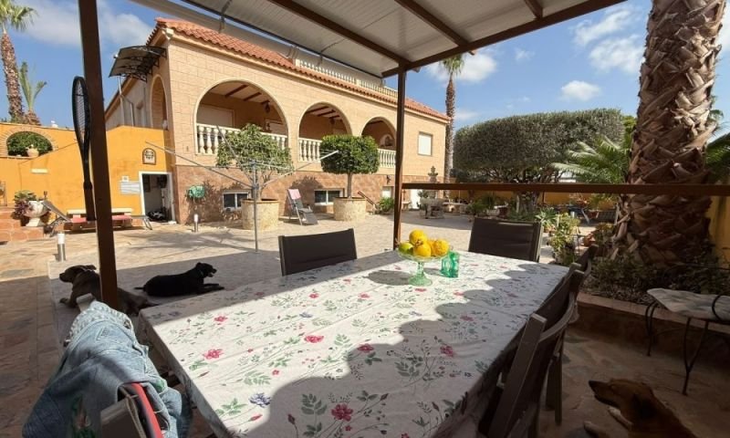 Detached villa with 5 bedrooms and 6 bathrooms