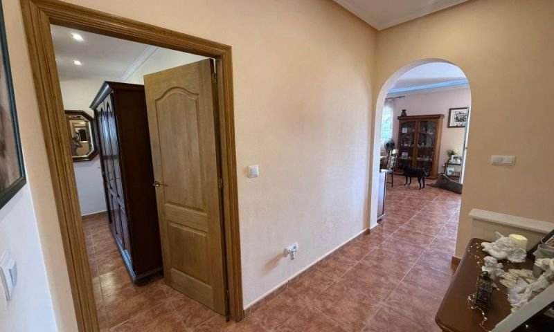 Detached villa with 5 bedrooms and 6 bathrooms
