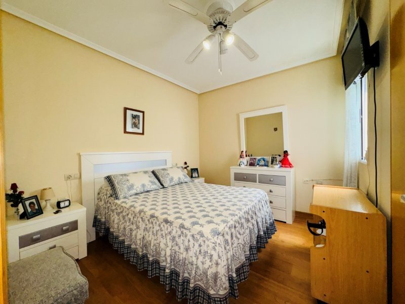 Apartment with 2 bedrooms, 2 bathrooms and an underground parking space just 200 metres from the beach