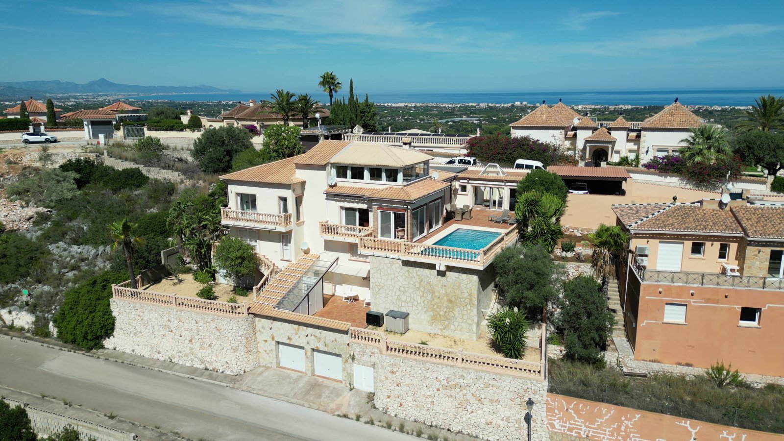 Beautiful, very private villa with magnificent panoramic views and many extras and with a tourist rental licence