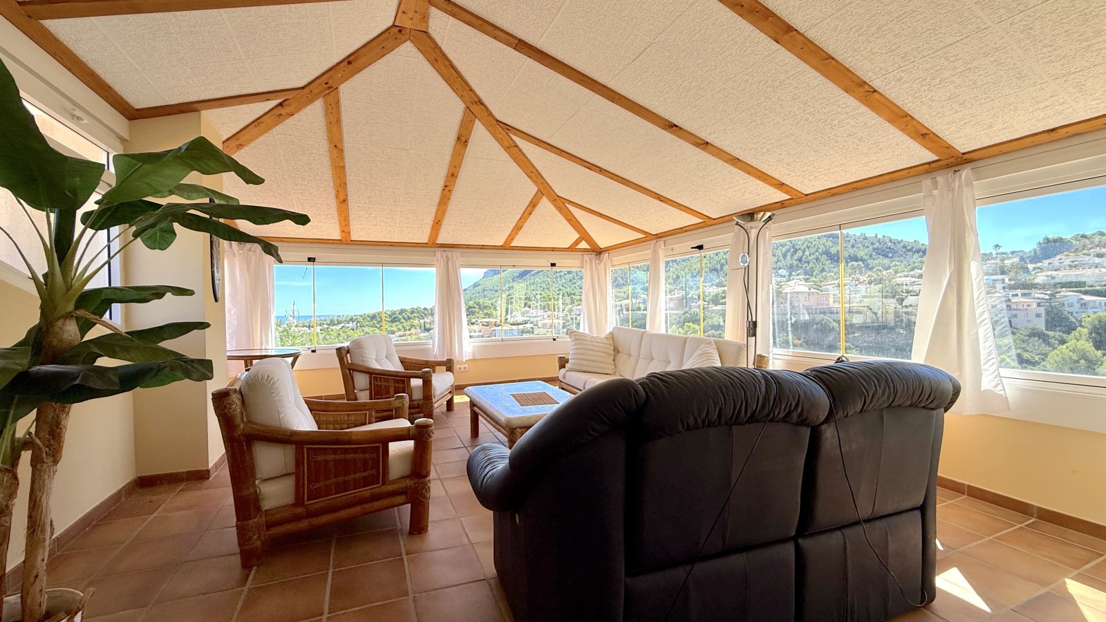 Beautiful, very private villa with magnificent panoramic views and many extras and with a tourist rental licence