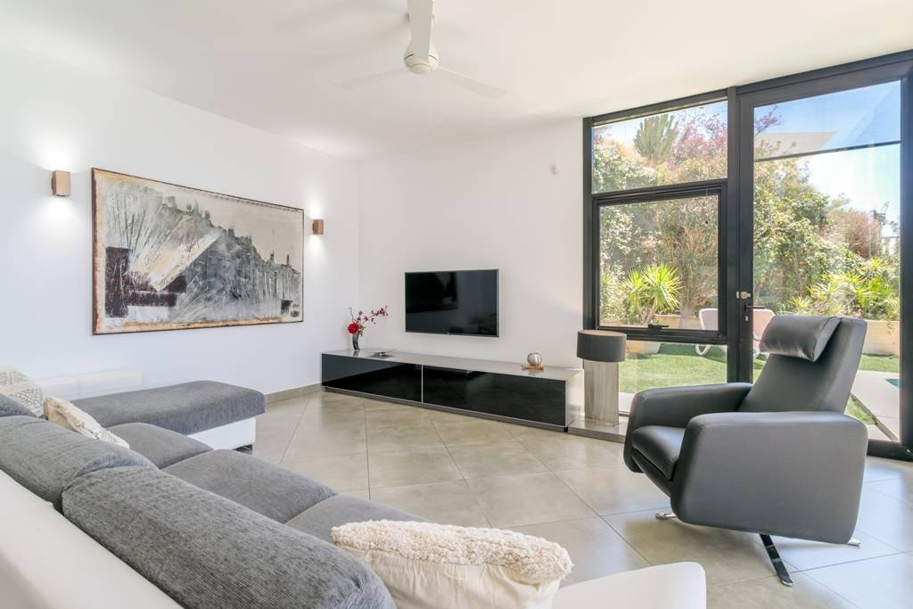 Modern villa with heated pool and spectacular panoramic views of the coast and sea, with rental licence