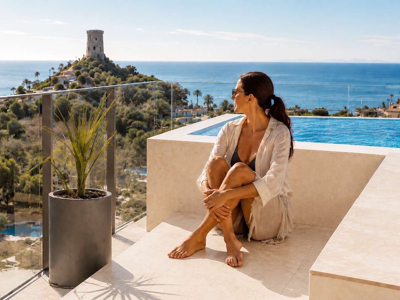 Apartments with 2 bedrooms, 2 bathrooms, air conditioning, underfloor heating in bathrooms, private parking and communal pool only 650 m from beach