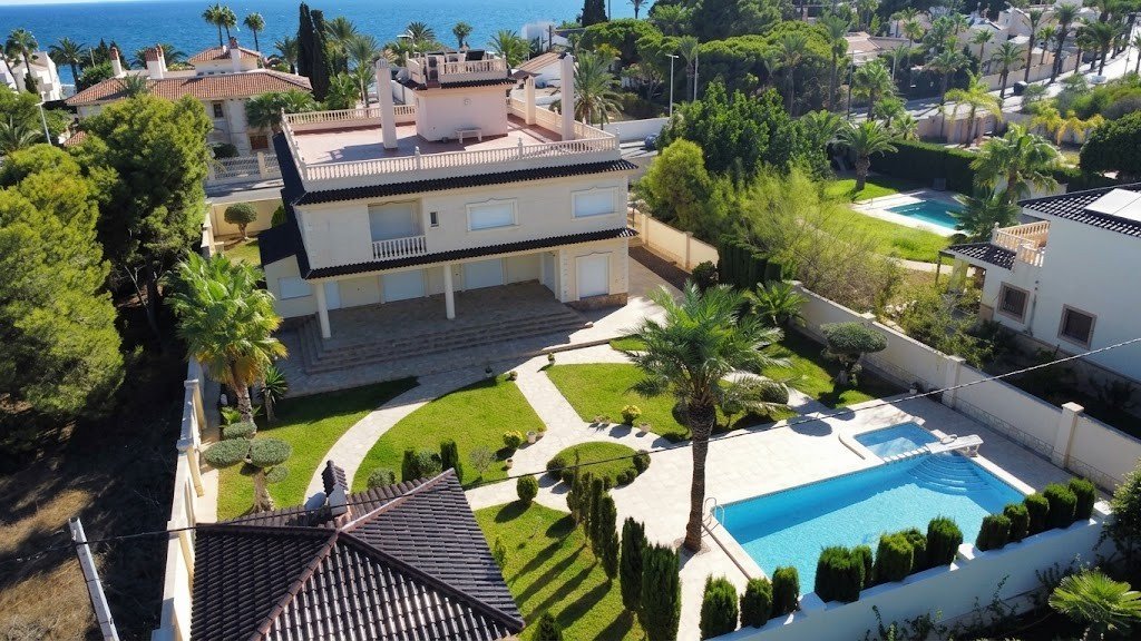 Beautiful, spacious and exclusive villa in the best area of Cabo Roig, just 150 metres from the beach