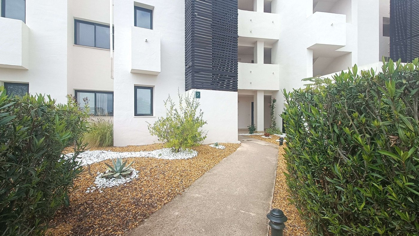 Elegant Ground Floor Apartment with 2 bedrooms and 2 bathrooms in Up-and-Coming Golf Resort