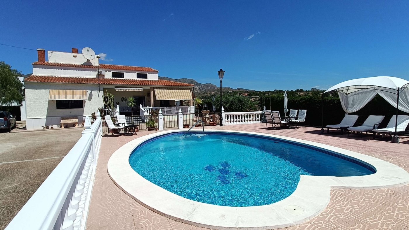 Stunning Detached Villa with Private Pool, Separate Guest Apartment, Garage and Underbuild on the Outskirts of Crevillent
