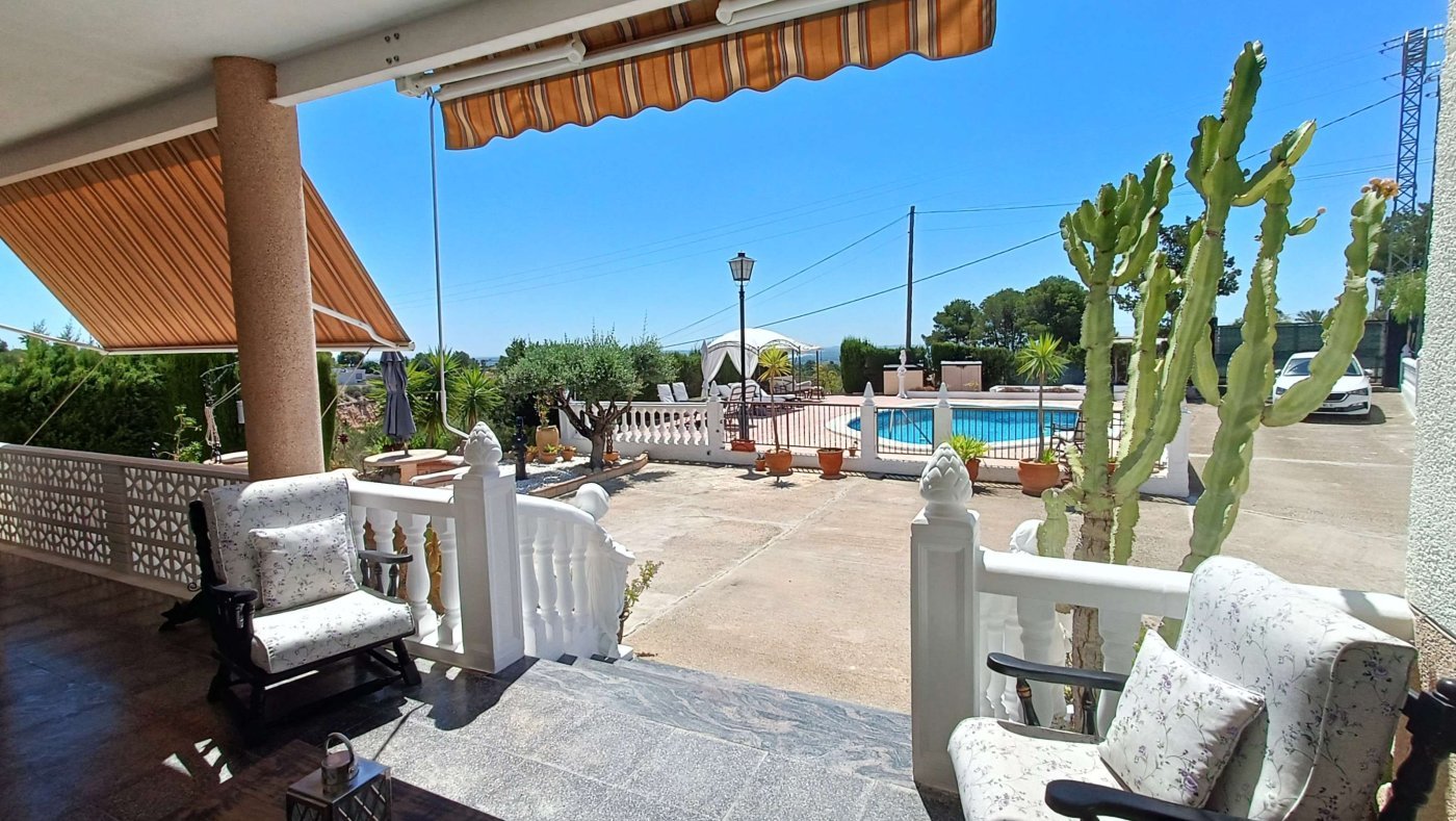 Stunning Detached Villa with Private Pool, Separate Guest Apartment, Garage and Underbuild on the Outskirts of Crevillent