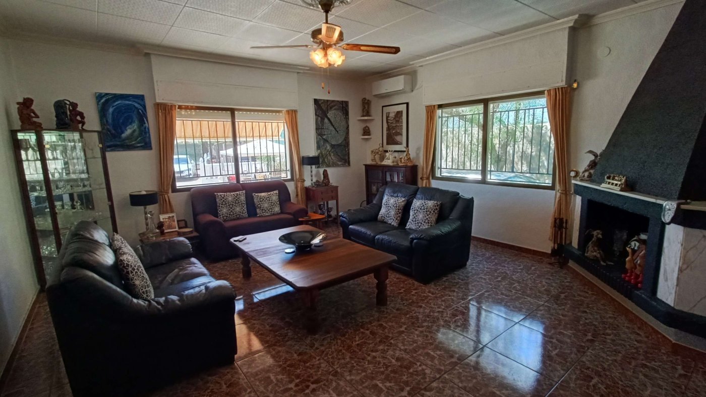 Stunning Detached Villa with Private Pool, Separate Guest Apartment, Garage and Underbuild on the Outskirts of Crevillent