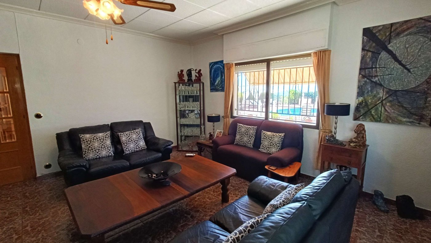Stunning Detached Villa with Private Pool, Separate Guest Apartment, Garage and Underbuild on the Outskirts of Crevillent