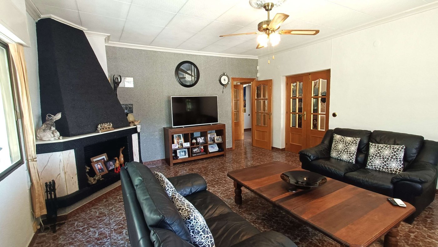Stunning Detached Villa with Private Pool, Separate Guest Apartment, Garage and Underbuild on the Outskirts of Crevillent