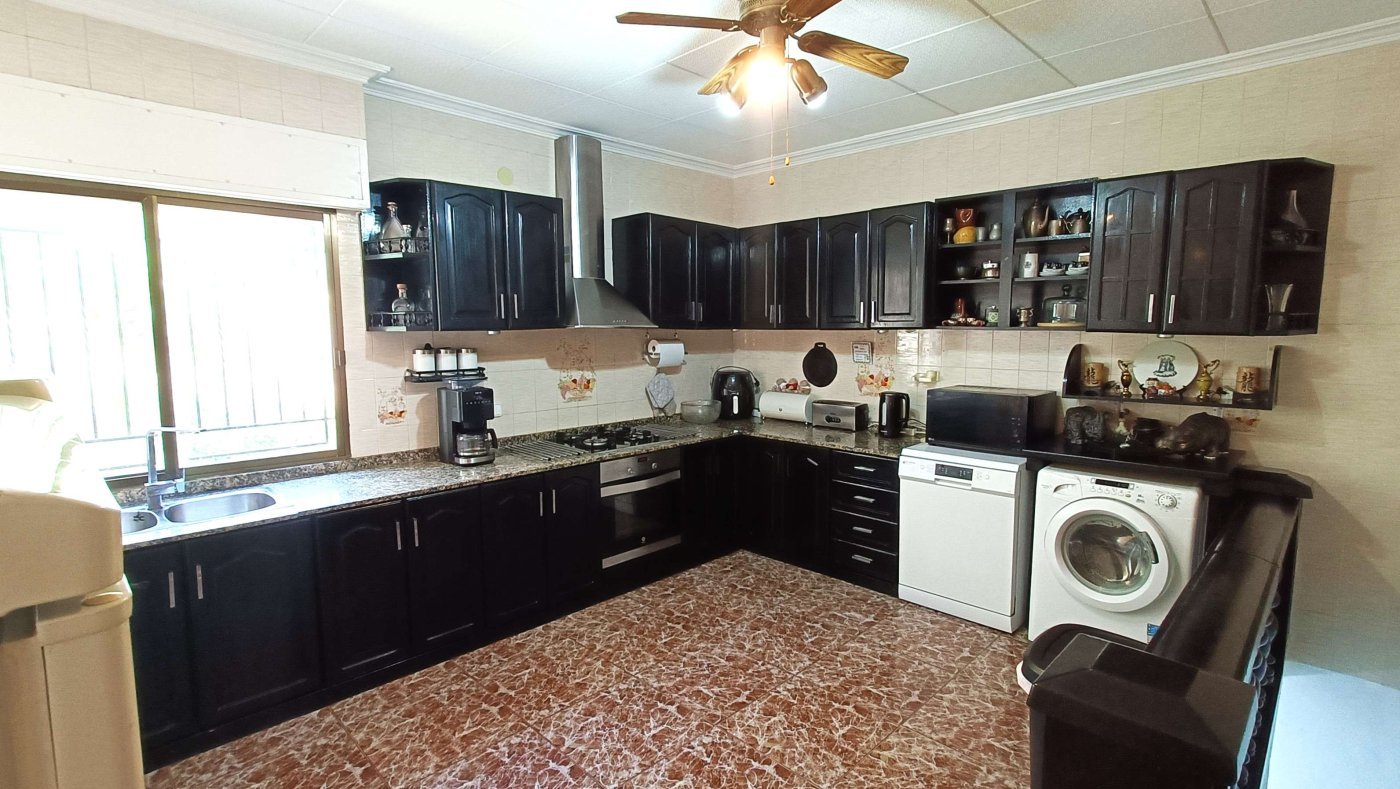 Stunning Detached Villa with Private Pool, Separate Guest Apartment, Garage and Underbuild on the Outskirts of Crevillent