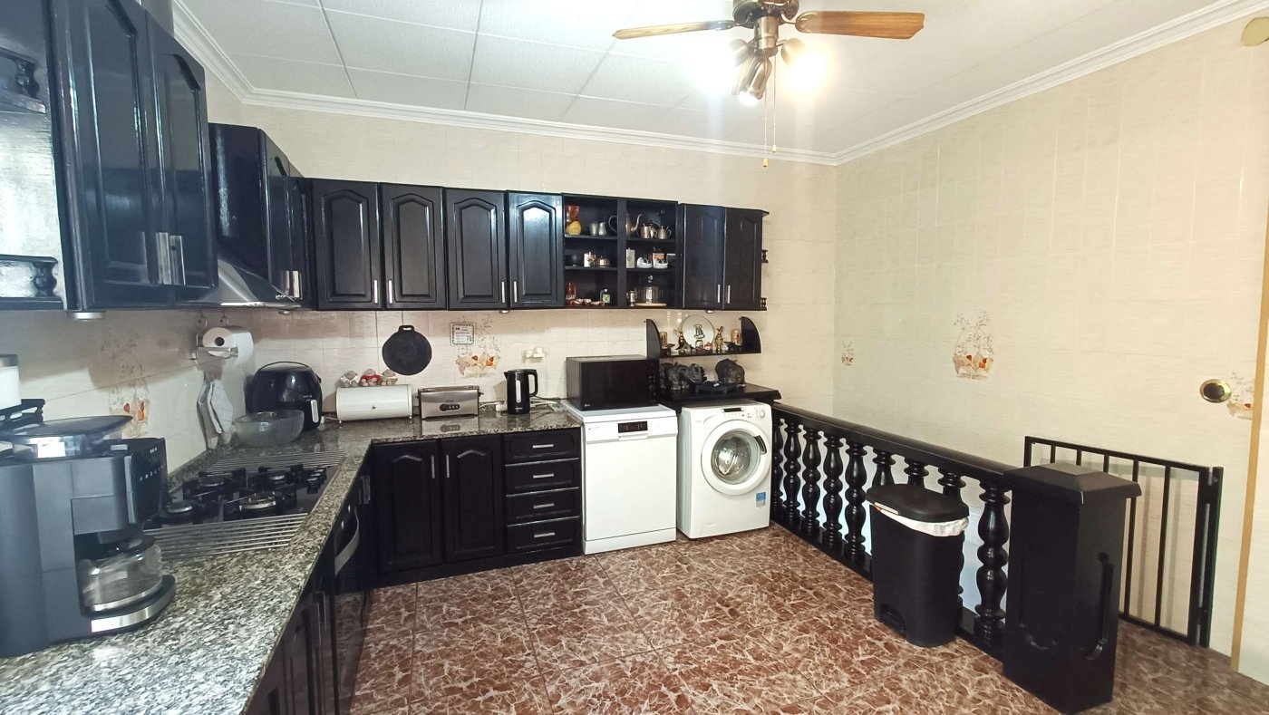Stunning Detached Villa with Private Pool, Separate Guest Apartment, Garage and Underbuild on the Outskirts of Crevillent