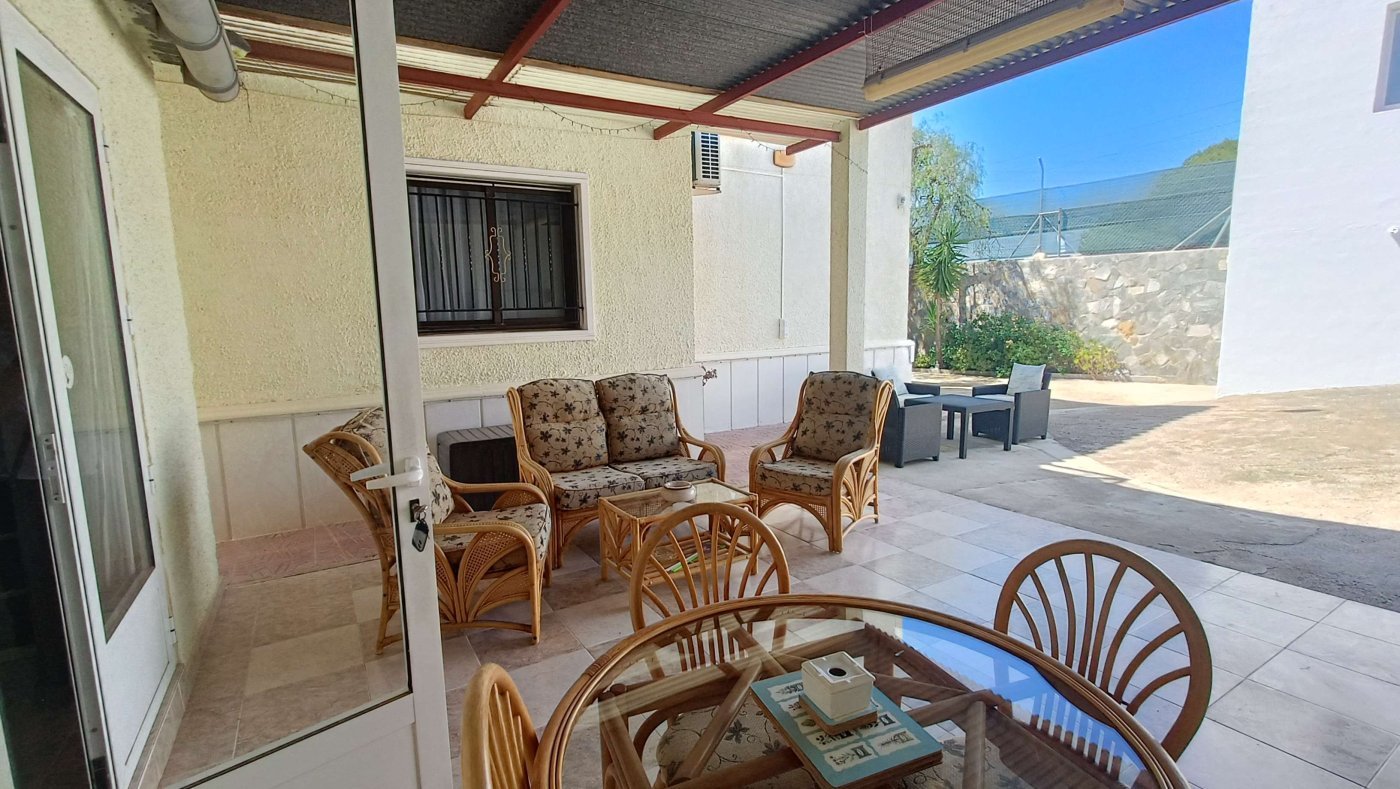 Stunning Detached Villa with Private Pool, Separate Guest Apartment, Garage and Underbuild on the Outskirts of Crevillent