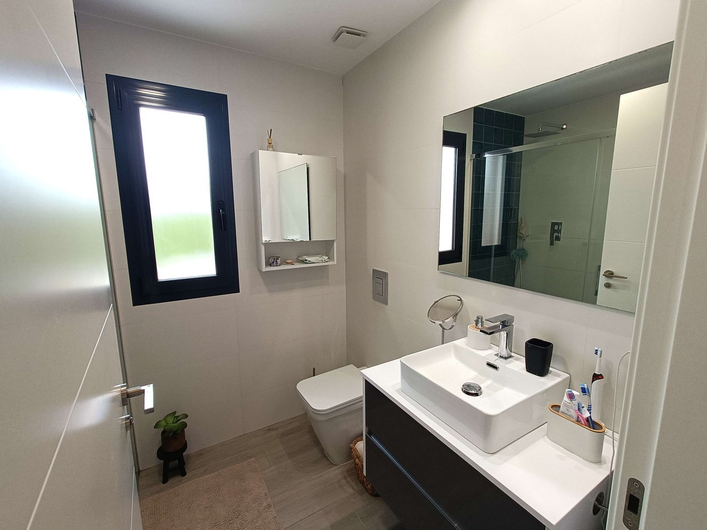 Modern 3-Bed Ground Floor Apartment with Private Garden