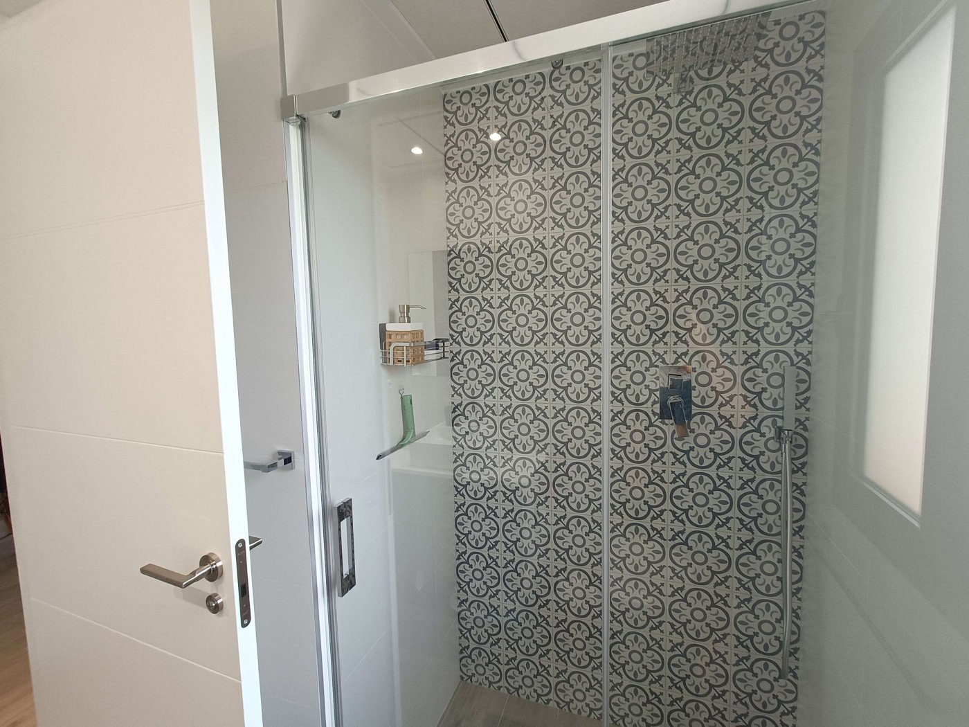Modern 3-Bed Ground Floor Apartment with Private Garden