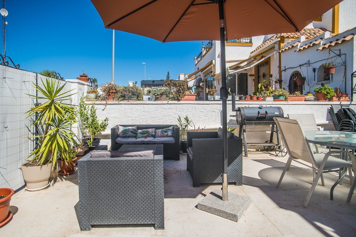 Spacious Property with Underbuild, Solar Panels and Communal Pool