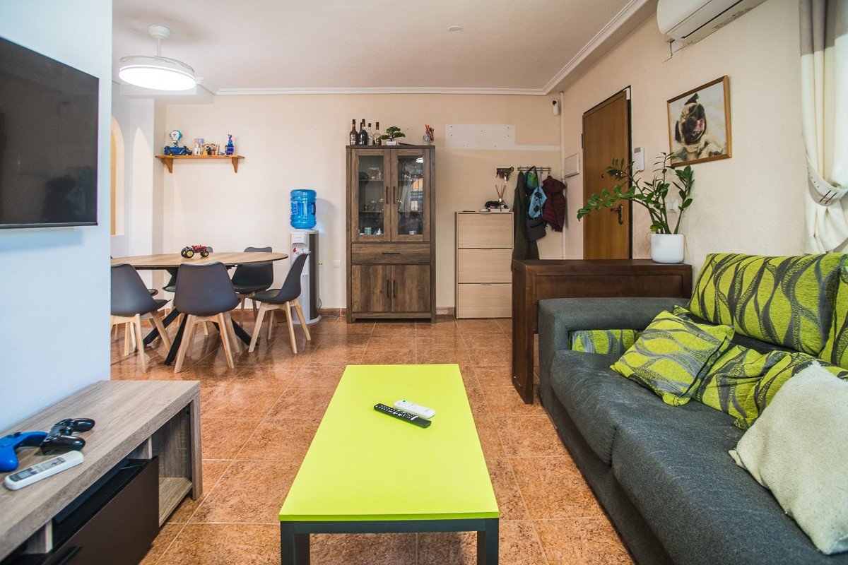 Spacious Property with Underbuild, Solar Panels and Communal Pool