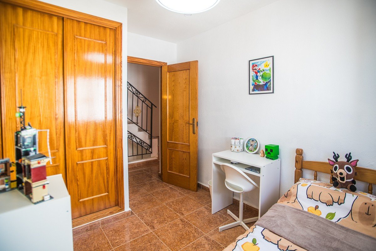 Spacious Property with Underbuild, Solar Panels and Communal Pool