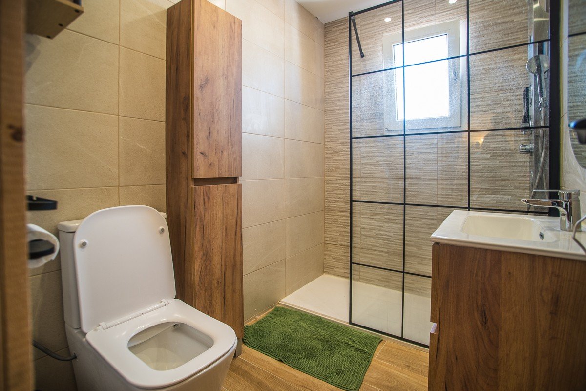 Spacious Property with Underbuild, Solar Panels and Communal Pool