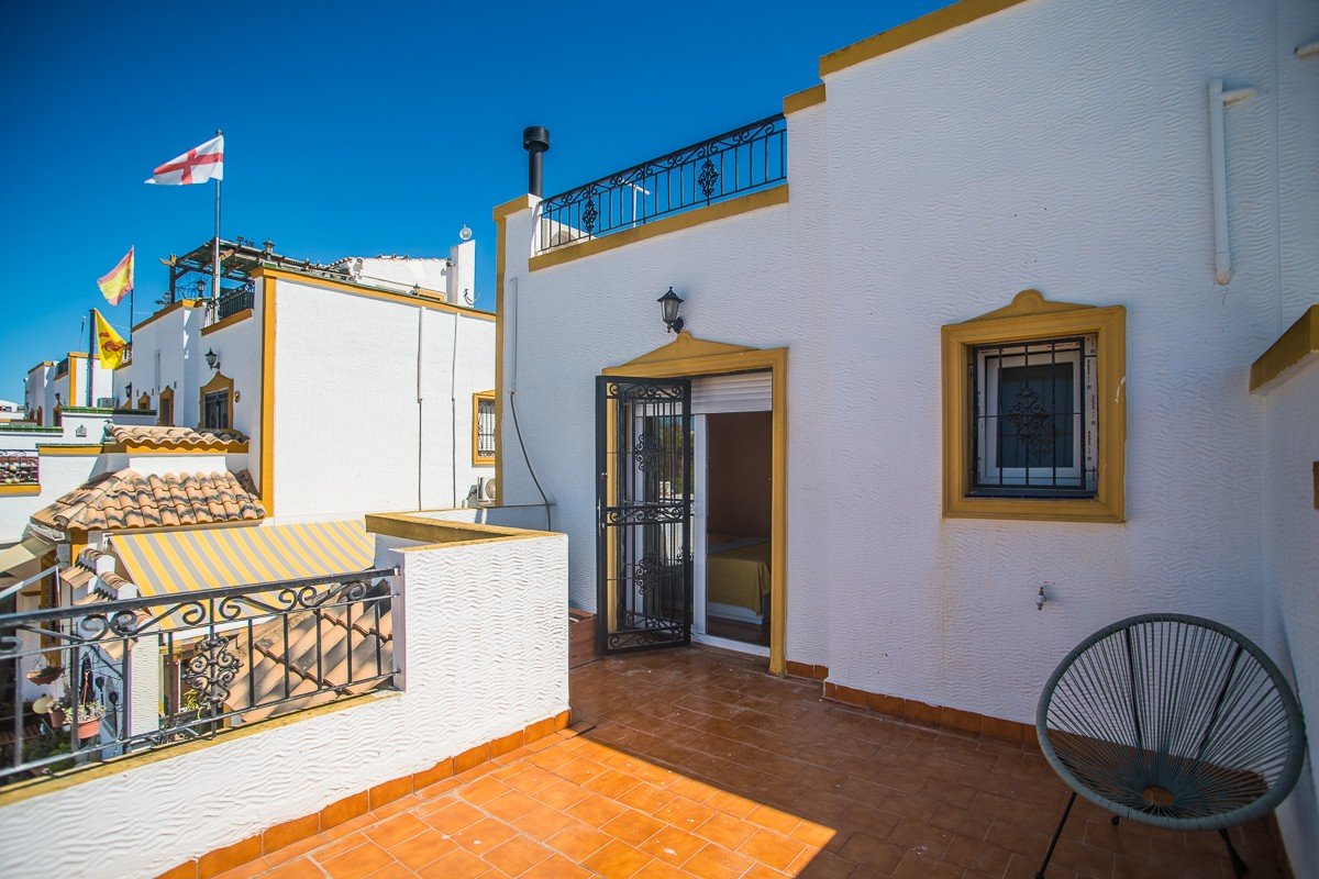 Spacious Property with Underbuild, Solar Panels and Communal Pool