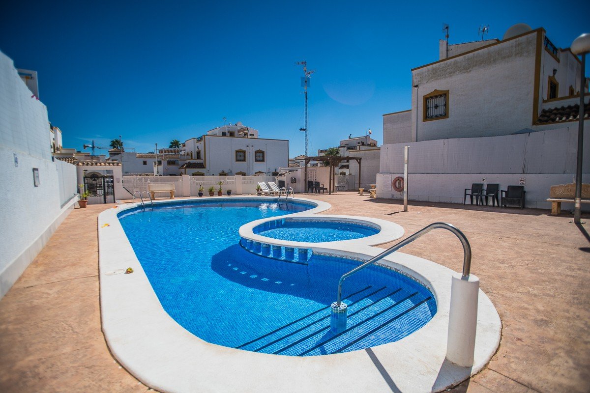 Spacious Property with Underbuild, Solar Panels and Communal Pool