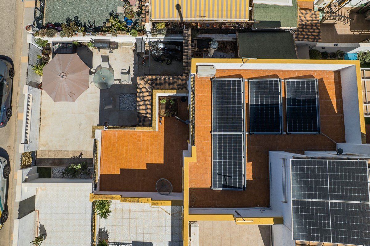 Spacious Property with Underbuild, Solar Panels and Communal Pool