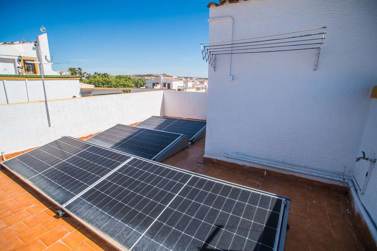 Spacious Property with Underbuild, Solar Panels and Communal Pool