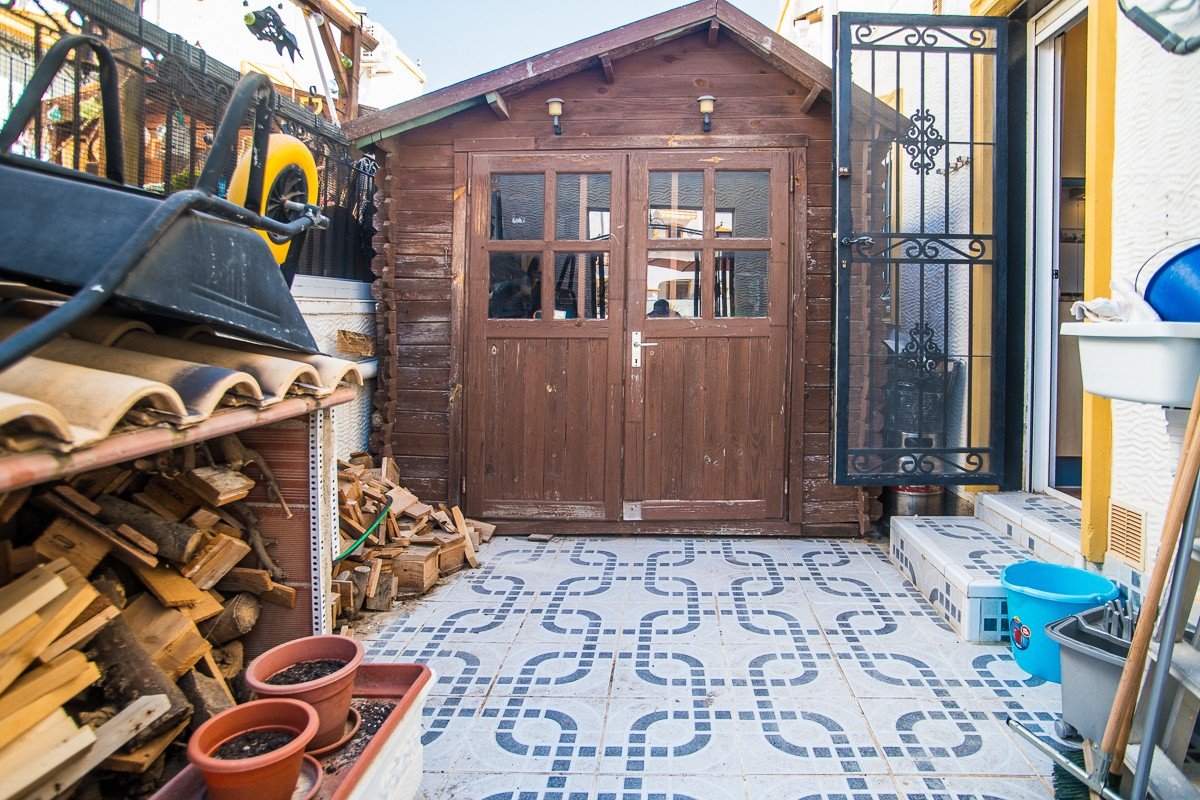 Spacious Property with Underbuild, Solar Panels and Communal Pool