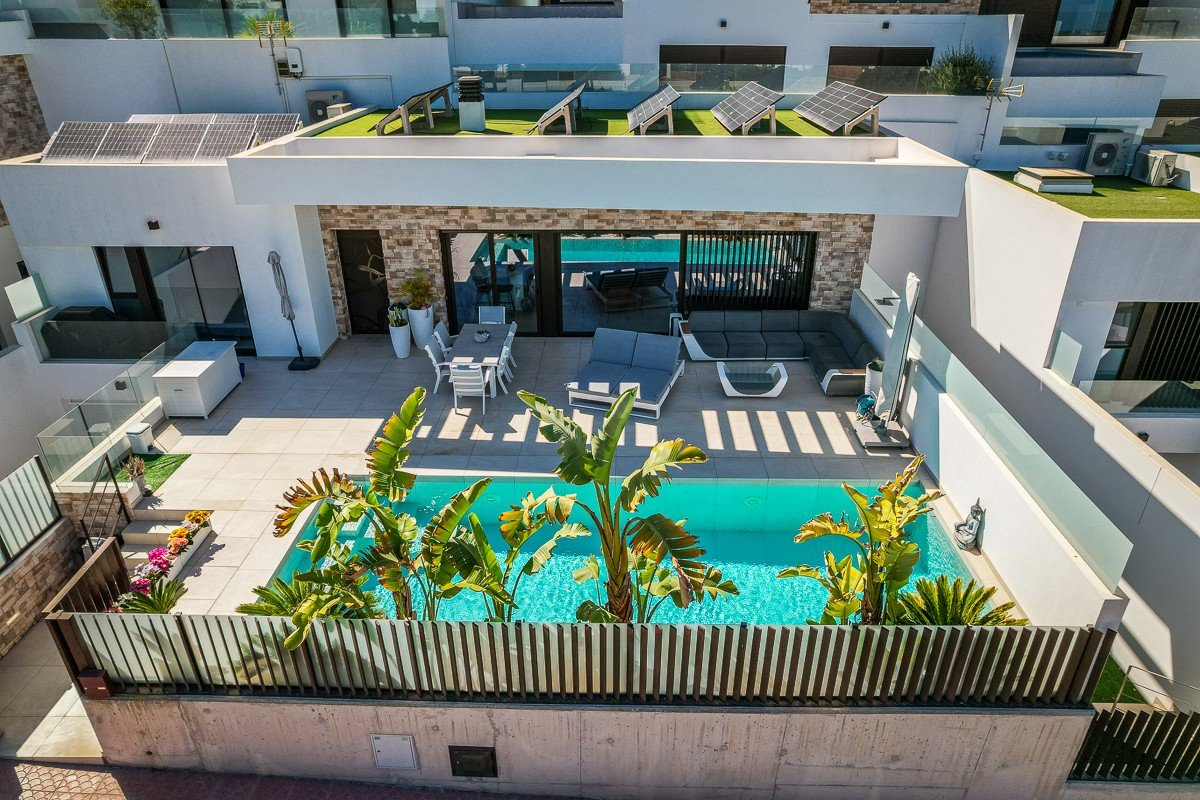 Modern detached villa with 4 bedrooms, private pool and garage in Rojales