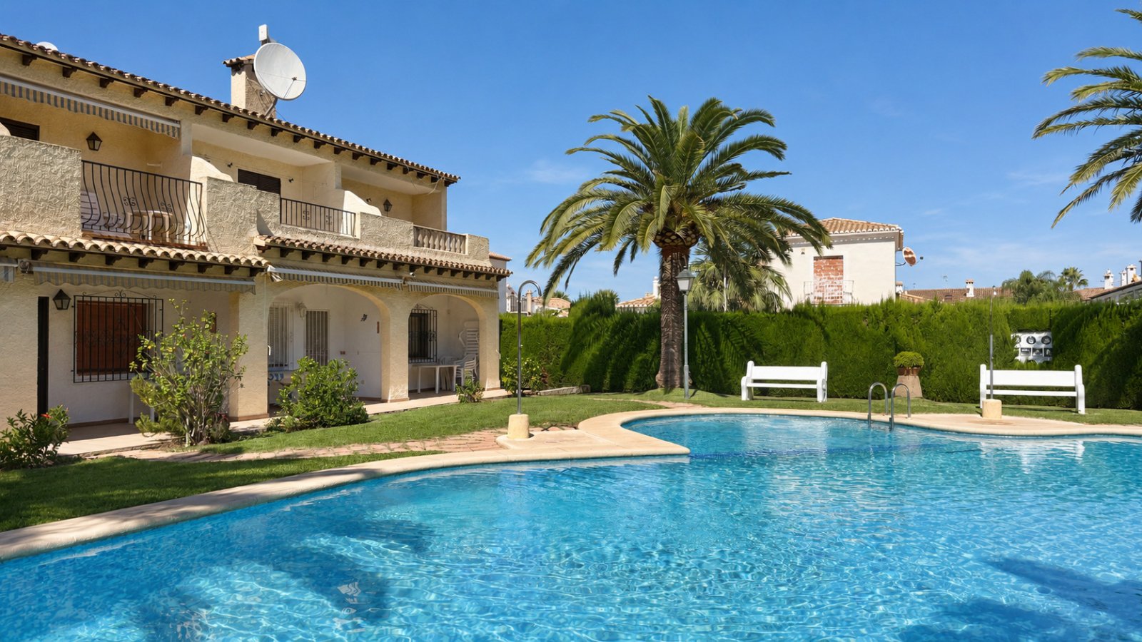 End-terrace house with 3 bedrooms, garden and communal pool in a popular location