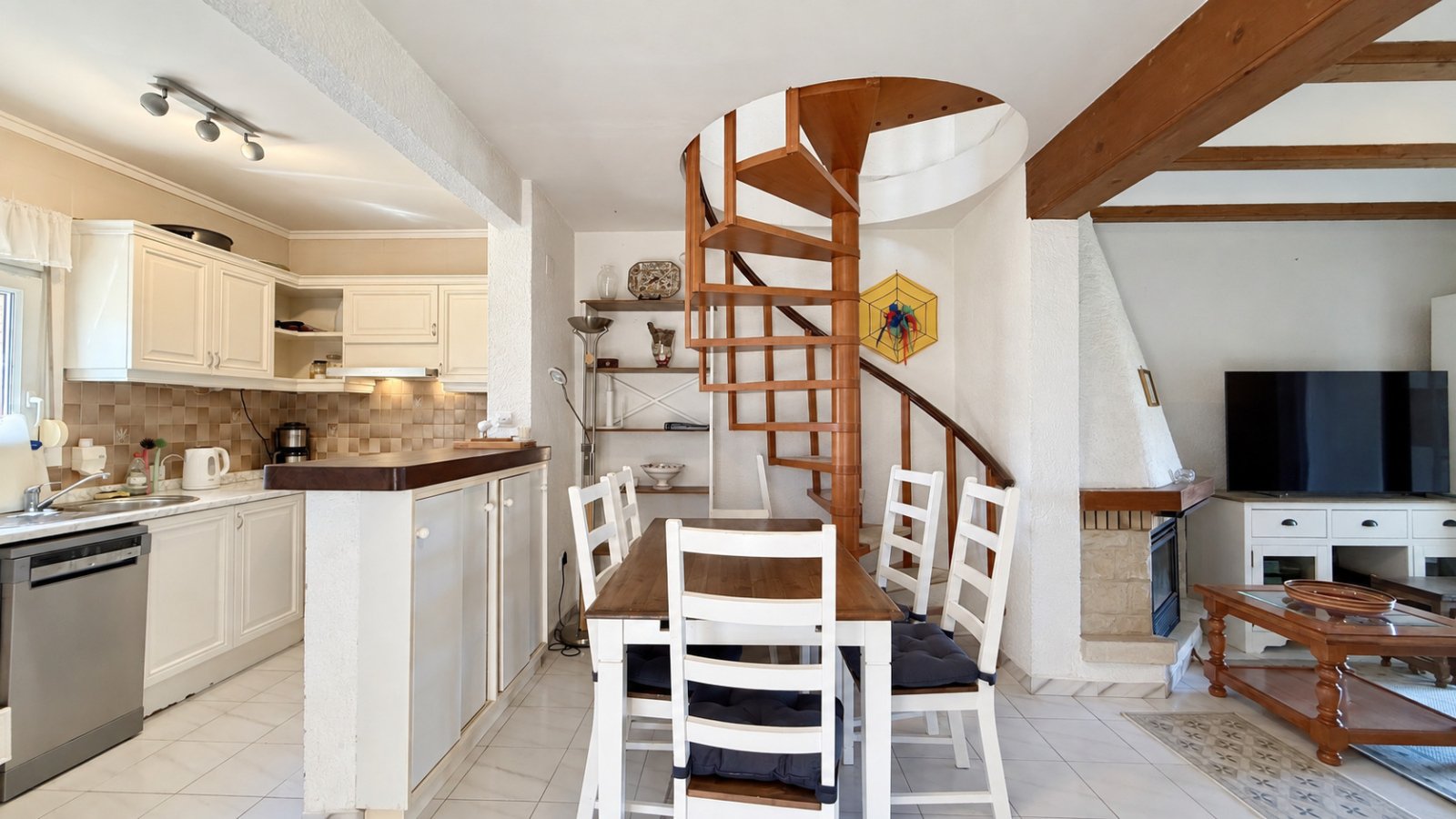 End-terrace house with 3 bedrooms, garden and communal pool in a popular location