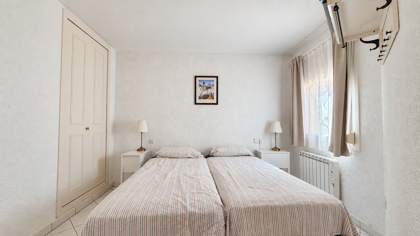 End-terrace house with 3 bedrooms, garden and communal pool in a popular location