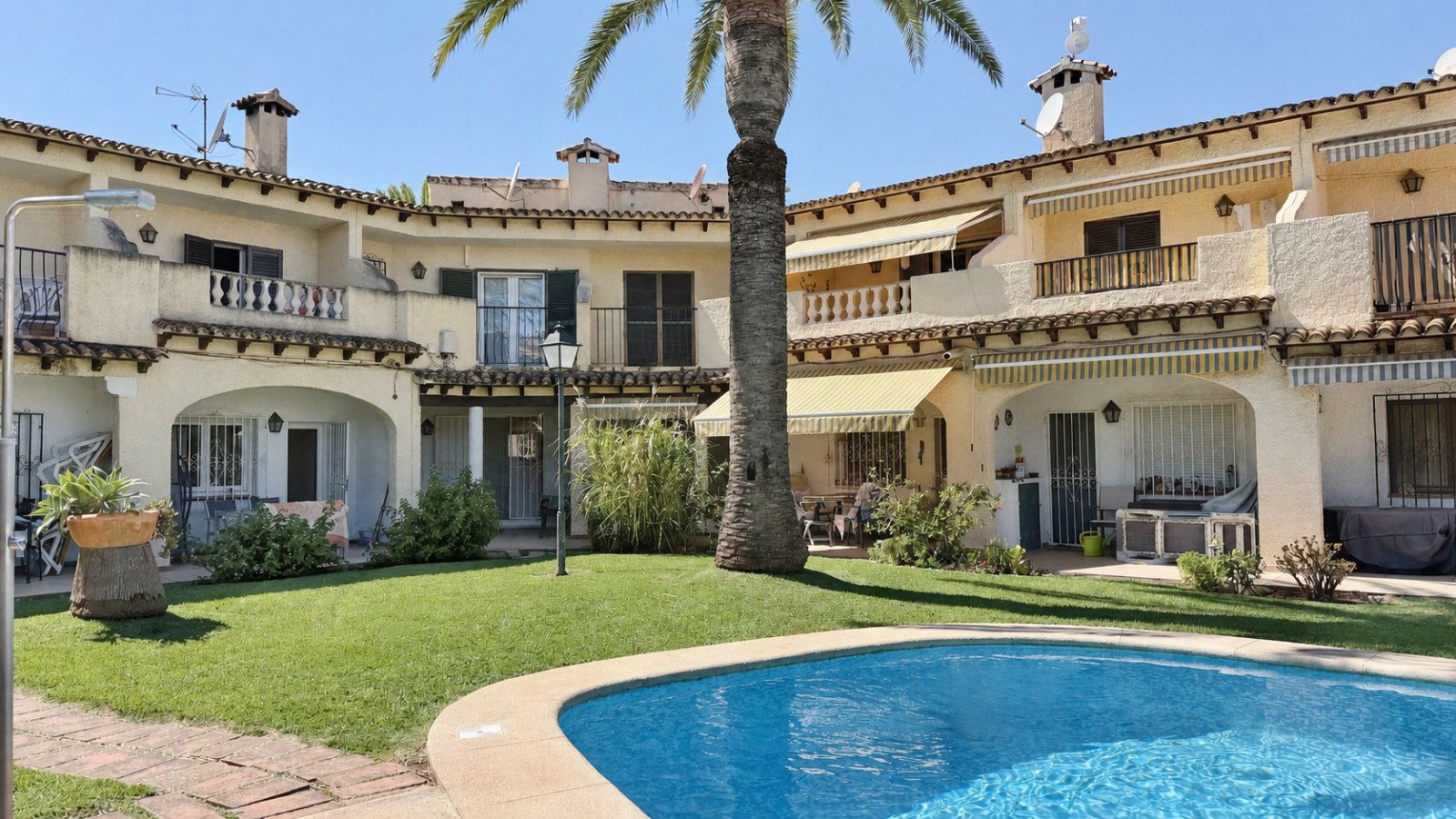 End-terrace house with 3 bedrooms, garden and communal pool in a popular location
