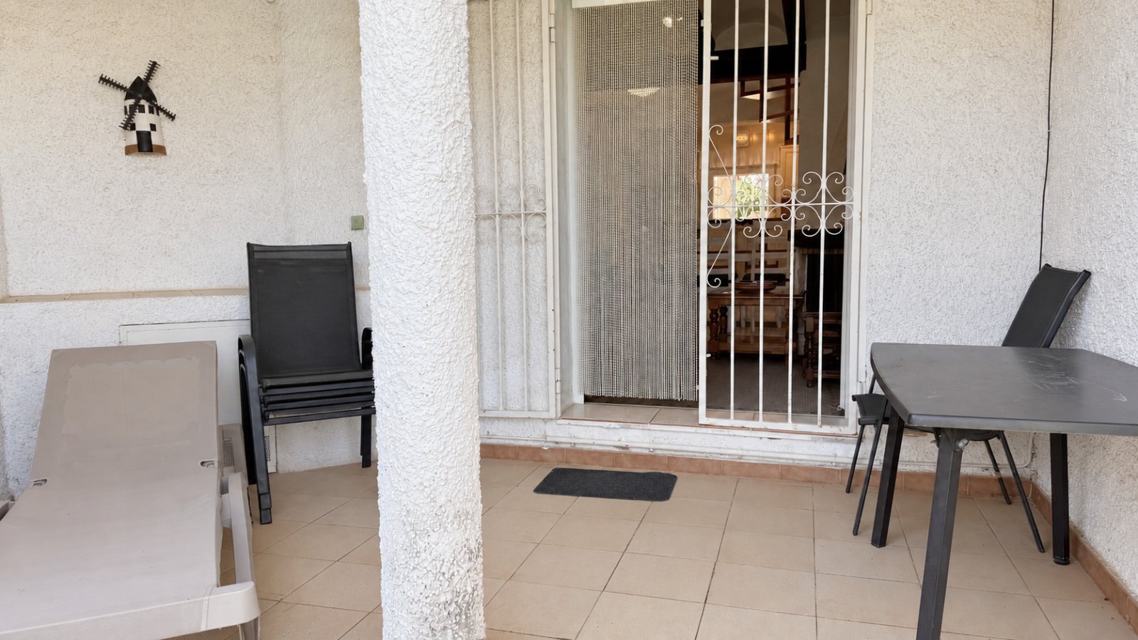 End-terrace house with 3 bedrooms, garden and communal pool in a popular location