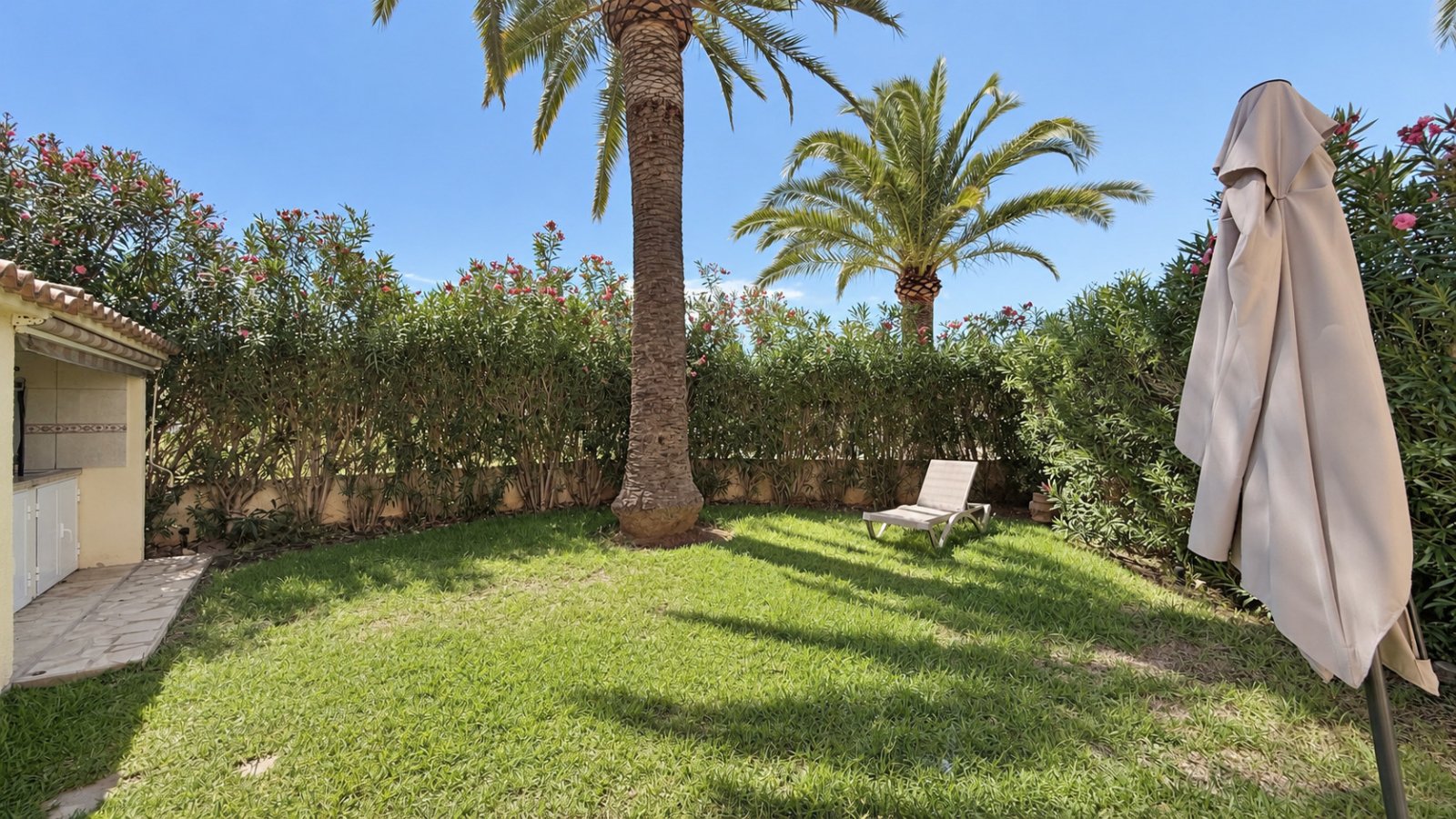 End-terrace house with 3 bedrooms, garden and communal pool in a popular location
