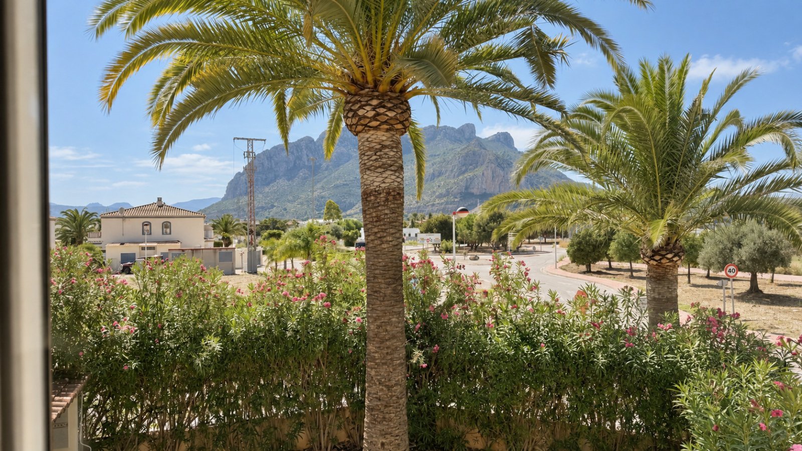 End-terrace house with 3 bedrooms, garden and communal pool in a popular location