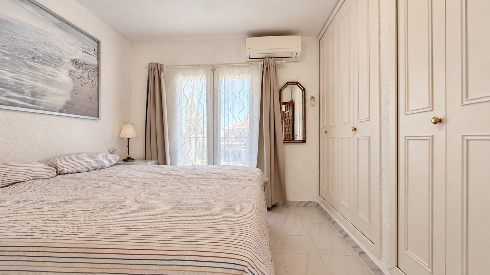 End-terrace house with 3 bedrooms, garden and communal pool in a popular location