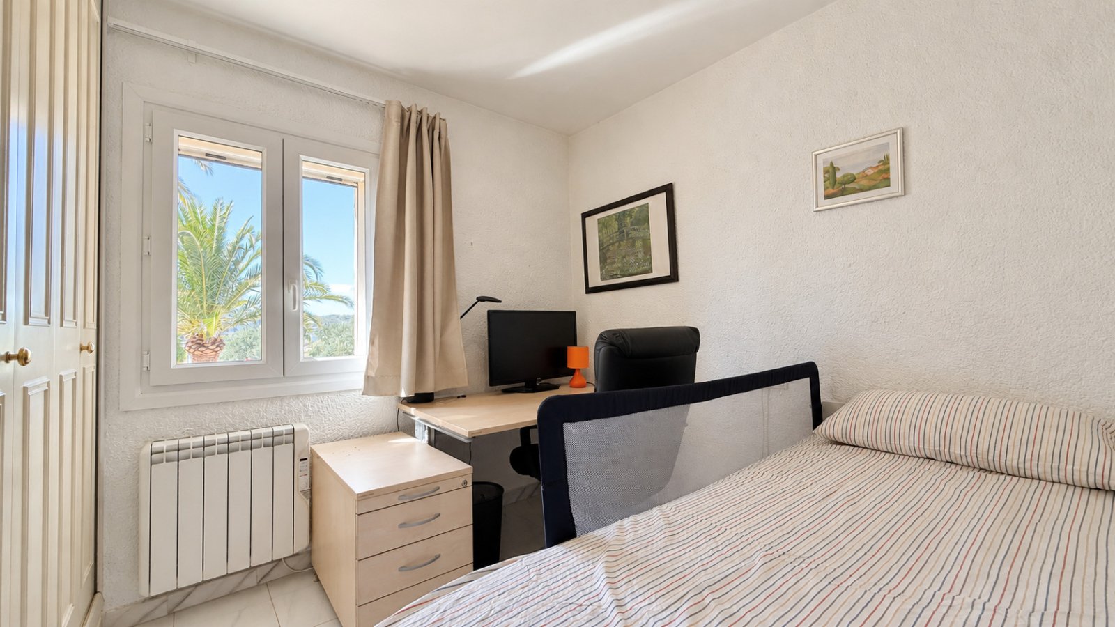 End-terrace house with 3 bedrooms, garden and communal pool in a popular location