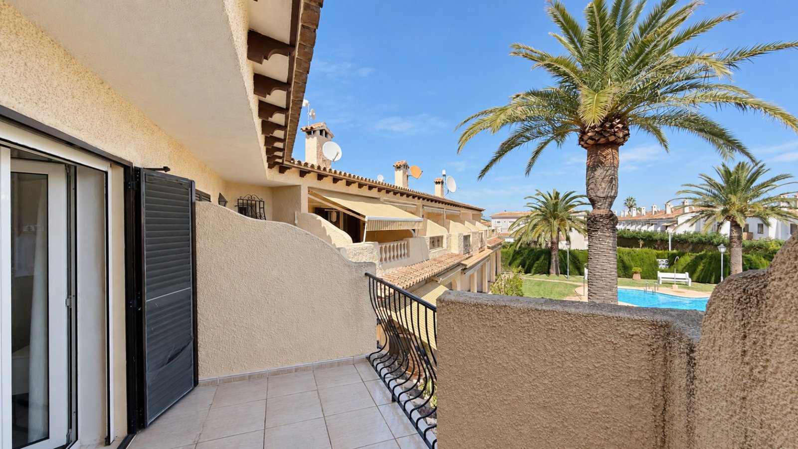 End-terrace house with 3 bedrooms, garden and communal pool in a popular location