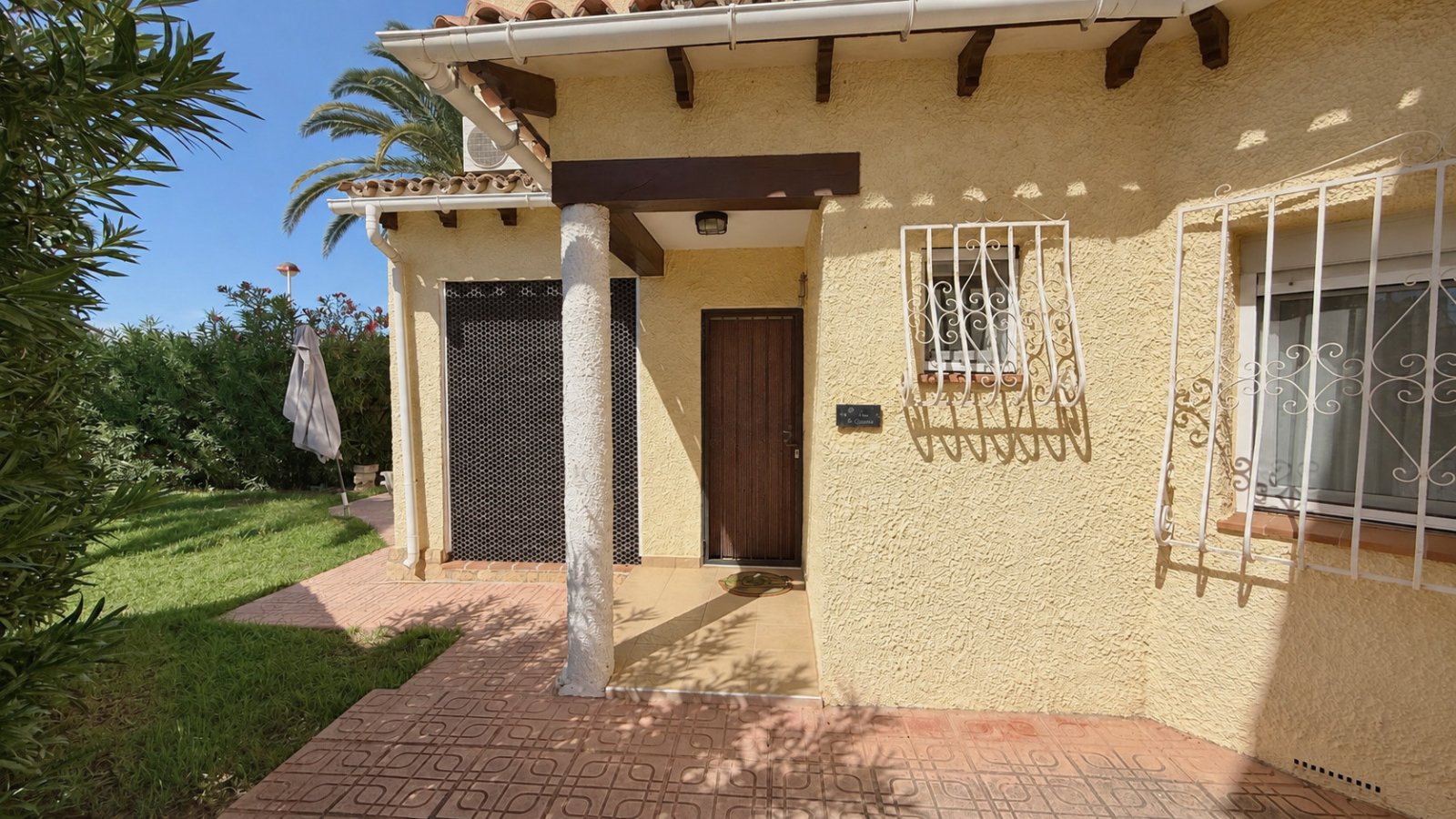 End-terrace house with 3 bedrooms, garden and communal pool in a popular location