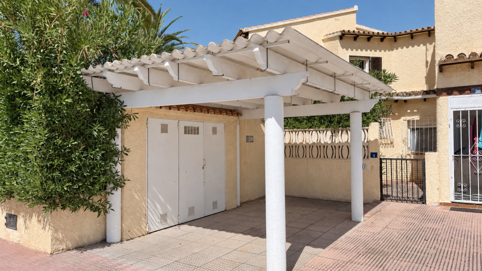 End-terrace house with 3 bedrooms, garden and communal pool in a popular location