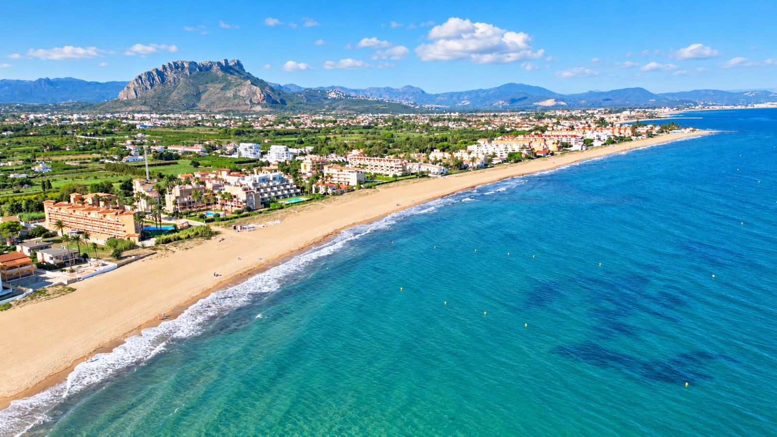 Unique semi-detached house just 60m from the beach with 3 bedrooms and 2 bathrooms