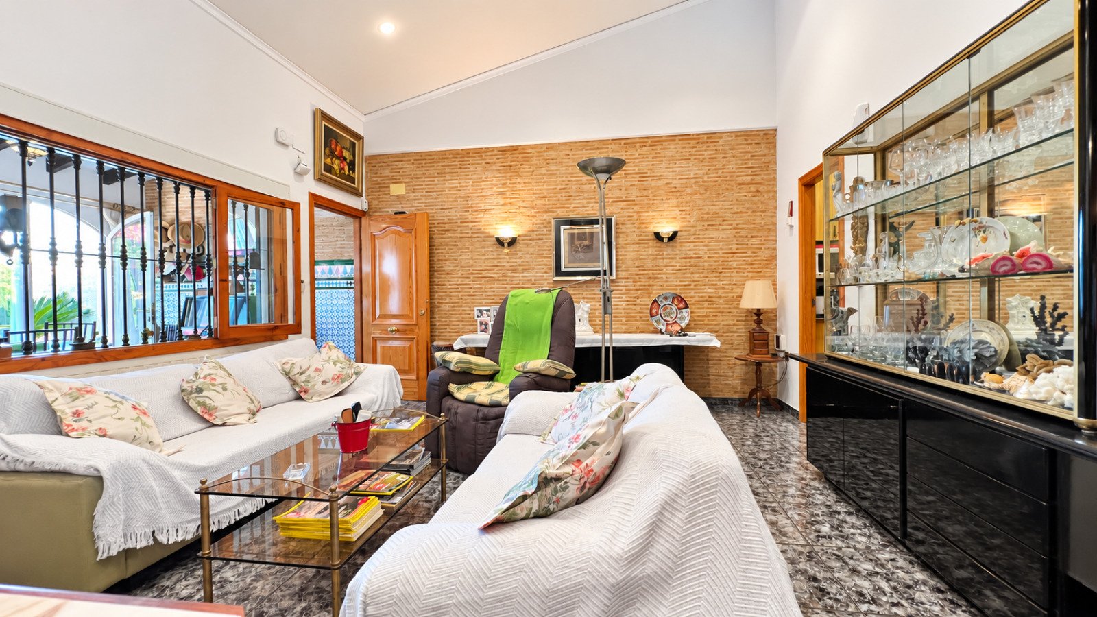 Unique semi-detached house just 60m from the beach with 3 bedrooms and 2 bathrooms