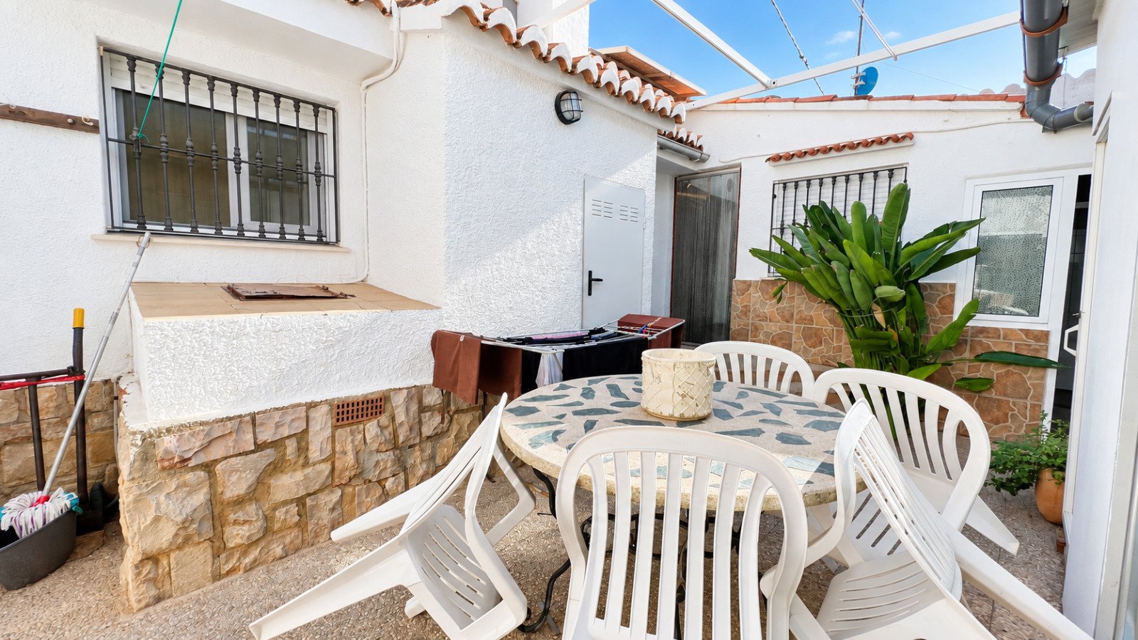 Unique semi-detached house just 60m from the beach with 3 bedrooms and 2 bathrooms