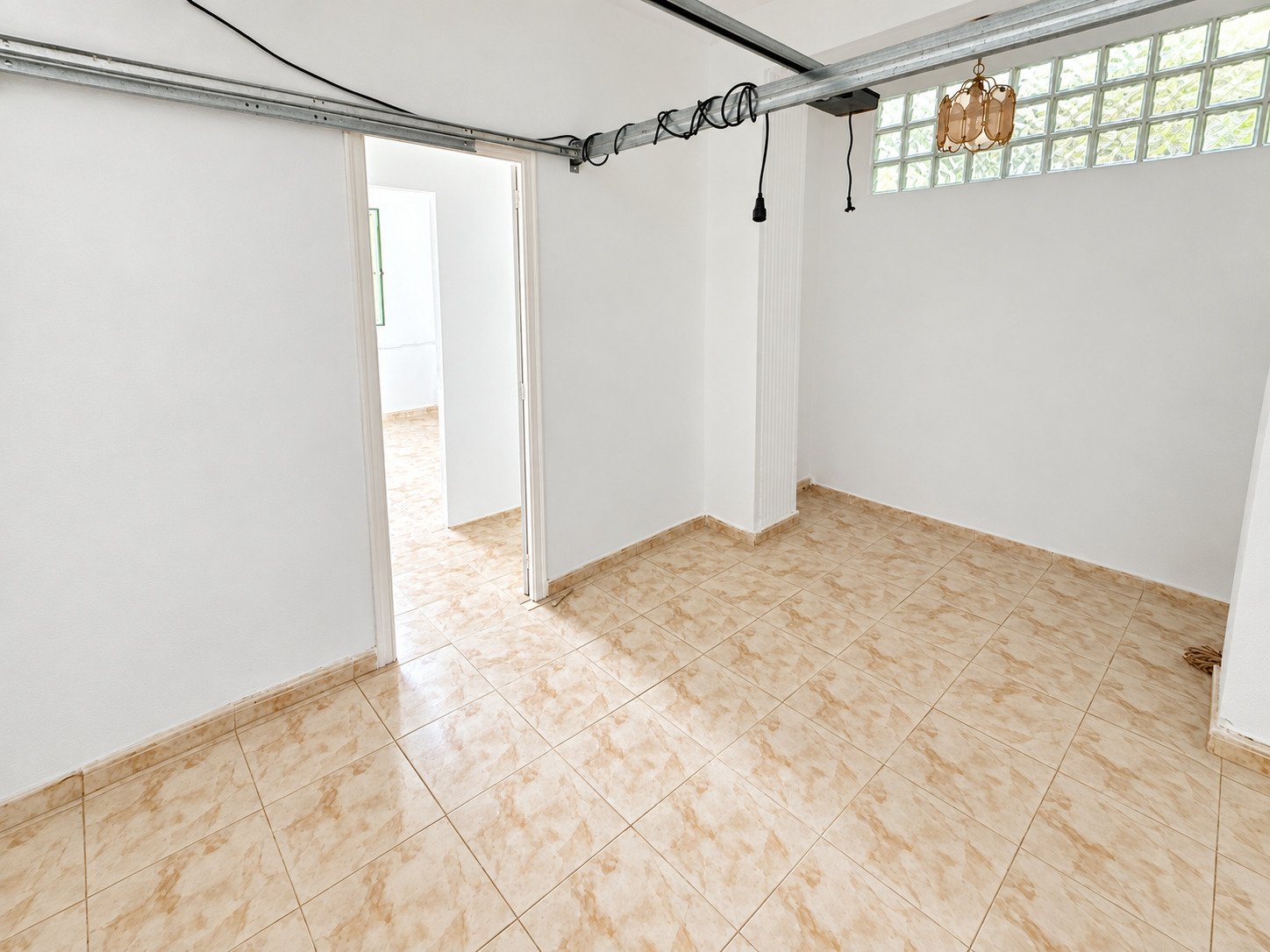 Stadthaus mit Innenhof, Garage und großzügigen Terrassen in Pego