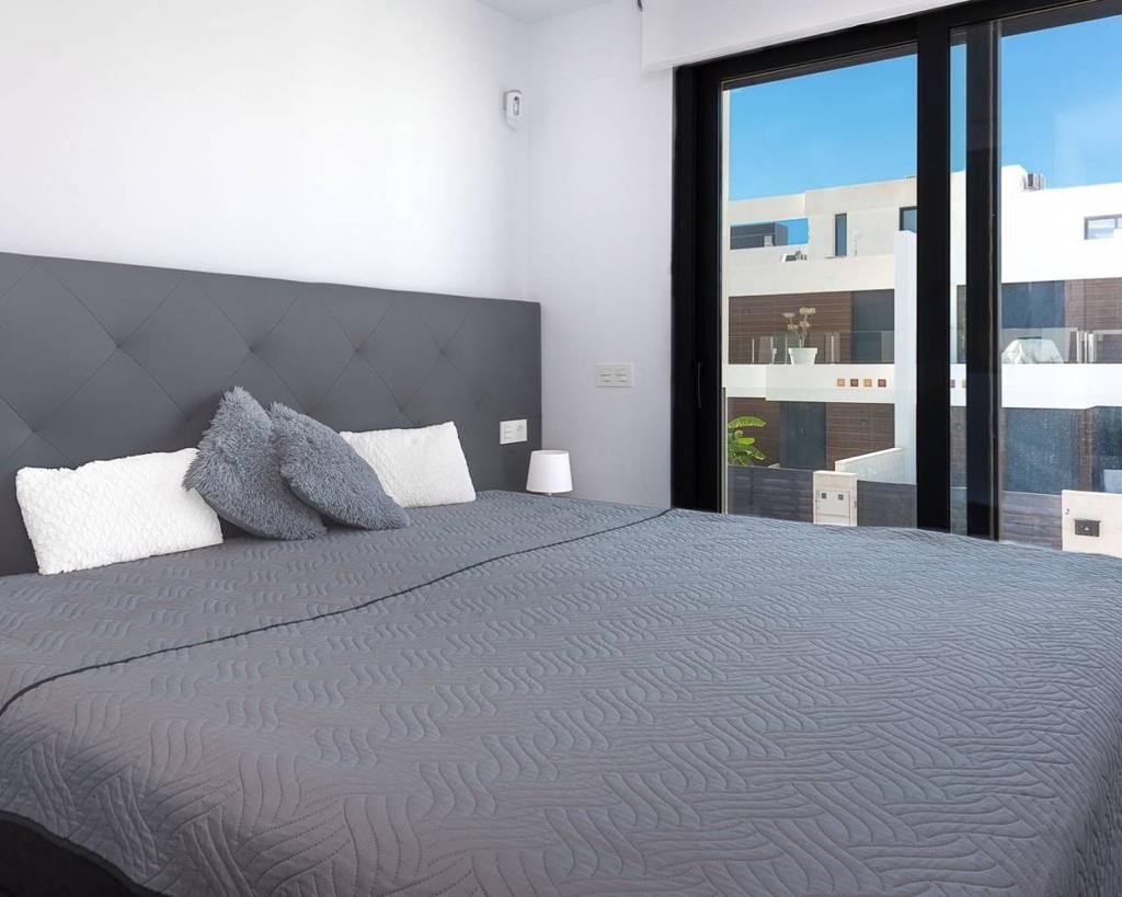 Modern villa with 4 bedrooms, 4 bathrooms, guest apartment, private swimming pool and tourist licence