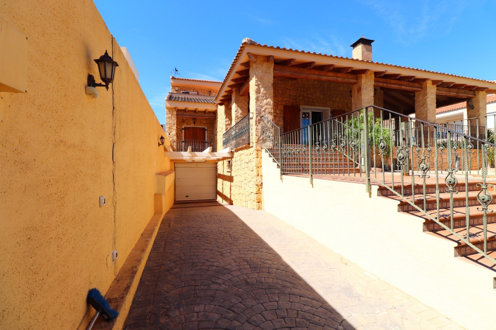 East Facing, Five Bedroom, Detached Villa in Los Palacios