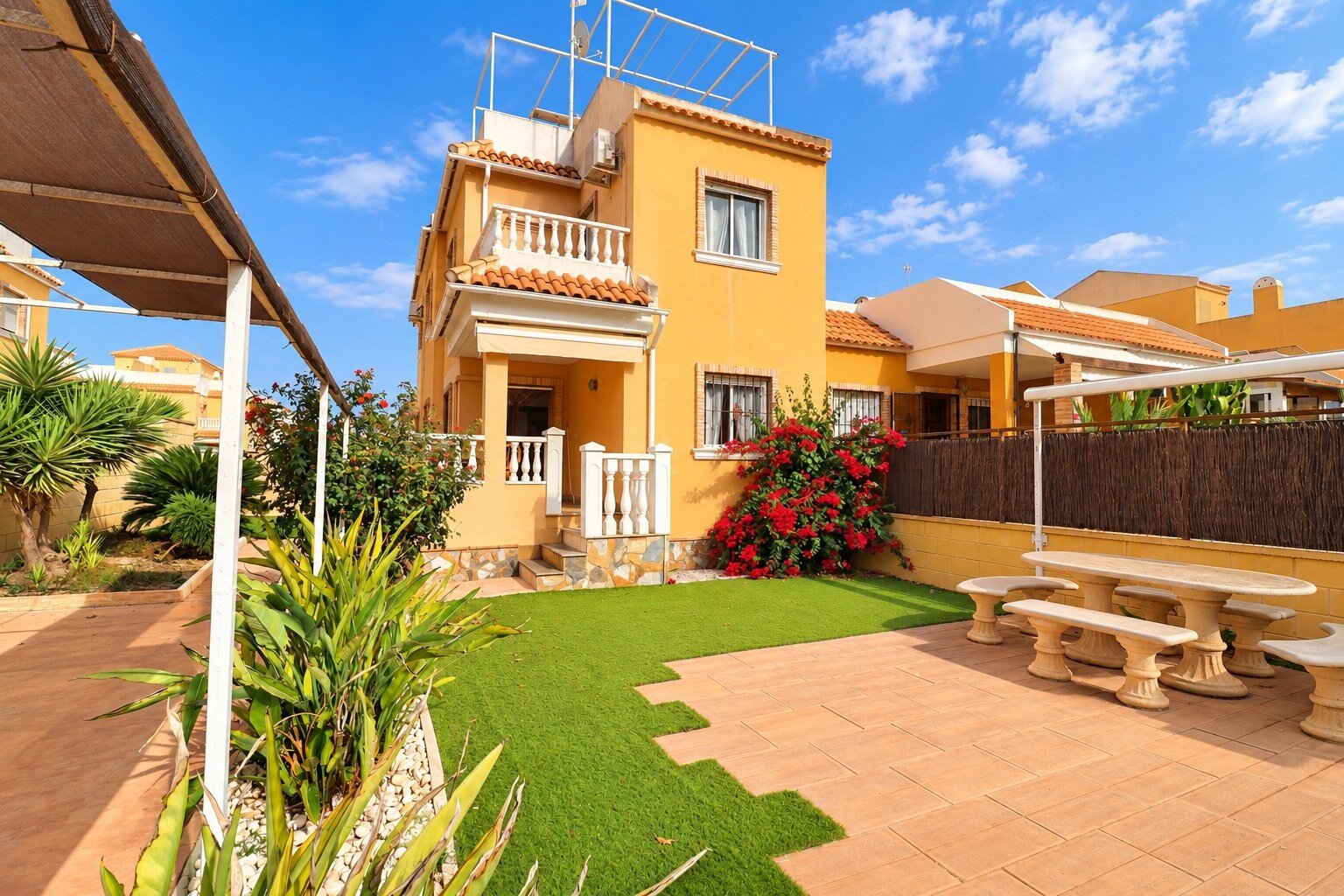 Quad-Villa with 3 bedrooms, 1 bathroom, 1 guest toilet and a communal swimming pool
